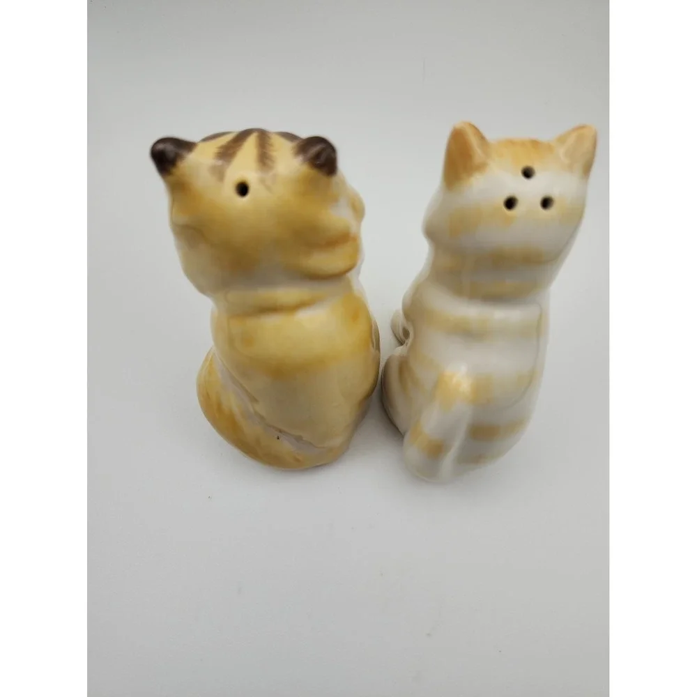 Novelty Cat Salt and Pepper Set. Made In Taiwan. Vintage Style Cat Decor